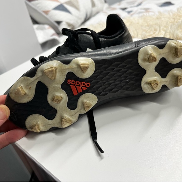 Adidas Kids Soccer Cleats Size 2 Black White Youth Football Boots - Picture 2 of 3